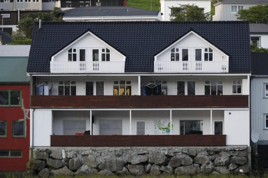 Spacious City Center Home By The Sea Klaksvík Exteriör bild