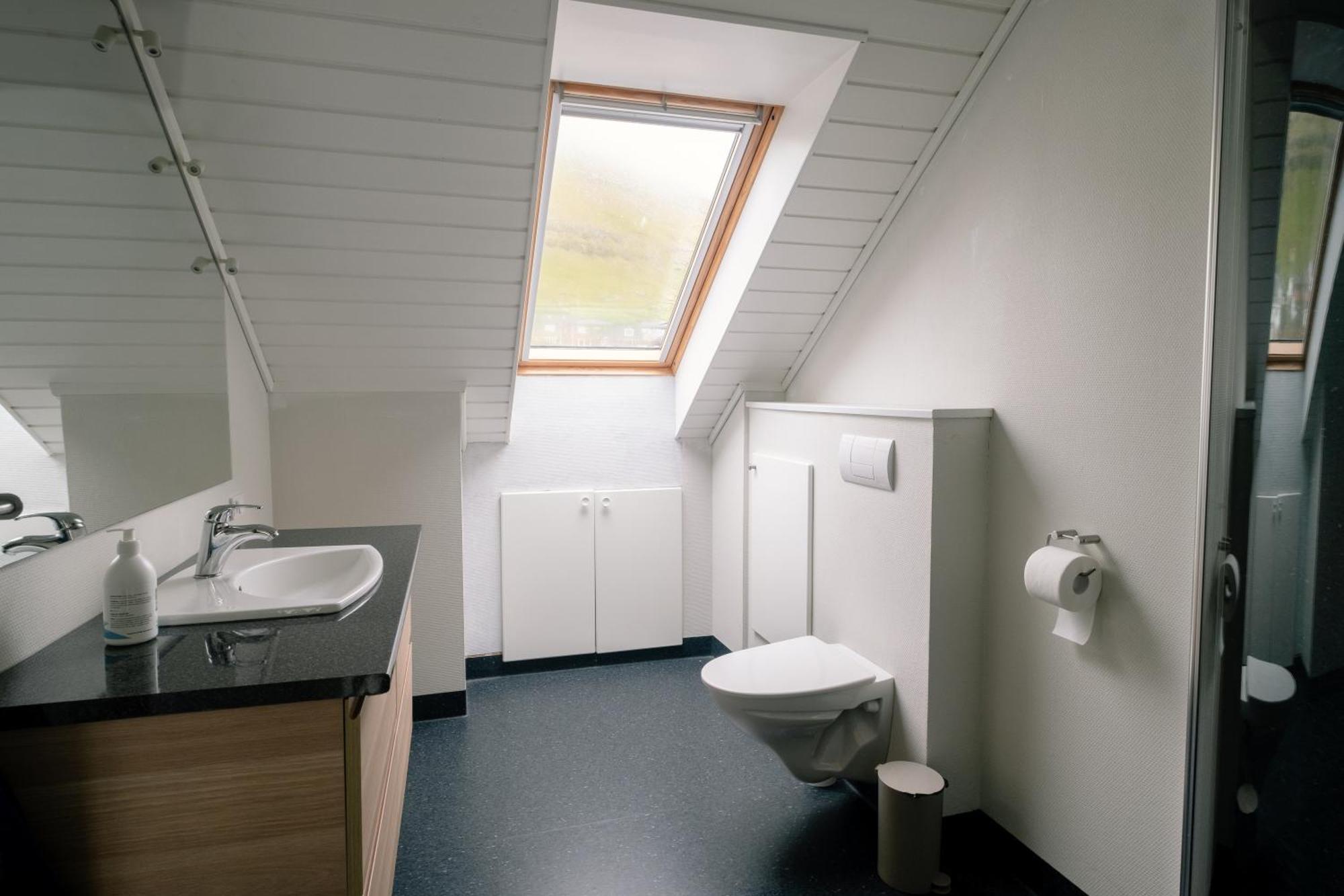 Spacious City Center Home By The Sea Klaksvík Exteriör bild